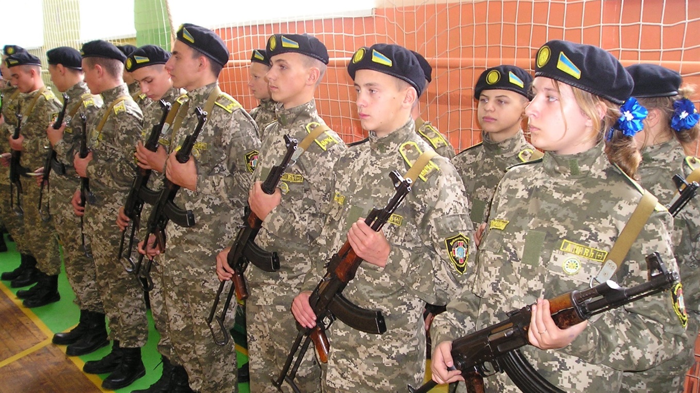 У Володимирецькому колегіумі до Дня УПА пройшли посвяту 19 учнів, які обрали військовий профіль