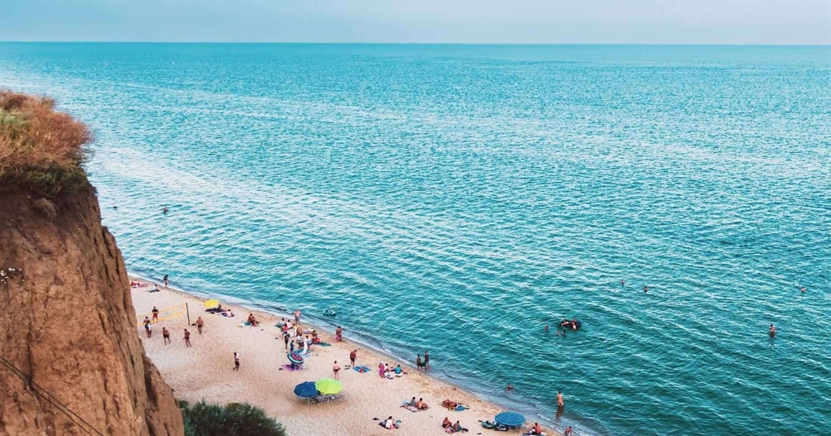 Курортне на Одещині влітку 2026: море під урвищами, ціни на житло та як доїхати