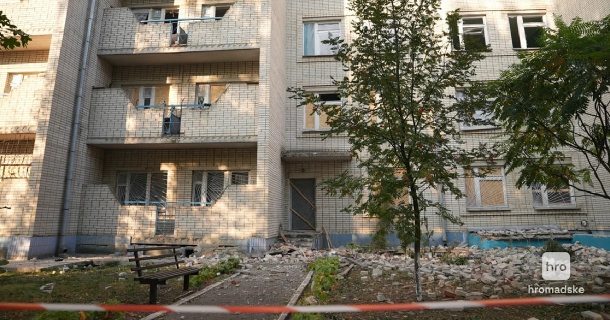 «росіяни воюють проти стареньких хворих у памперсах». Де тепер люди з розбомбленого пансіонату з Сум
