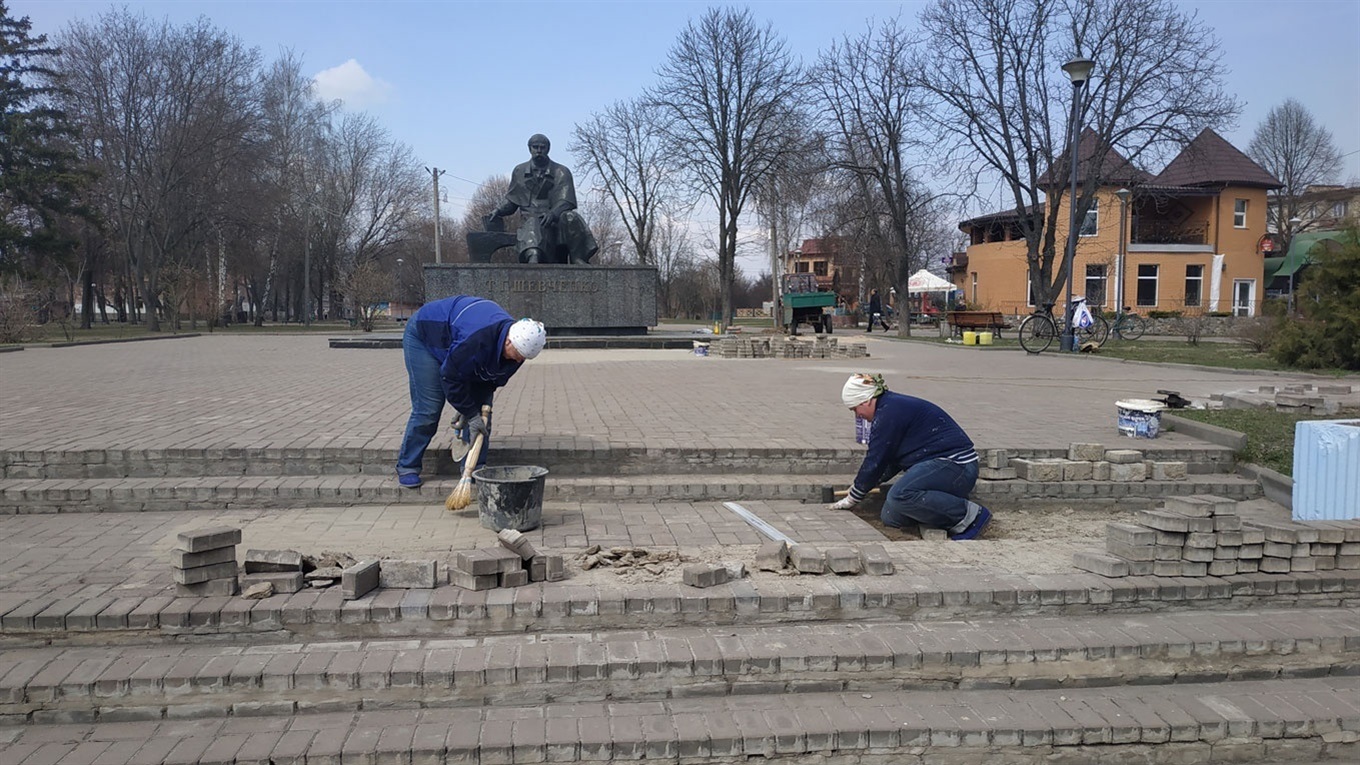 Фото дня: біля пам'ятника Шевченку в центрі Конотопа ремонтують тротуарну плитку