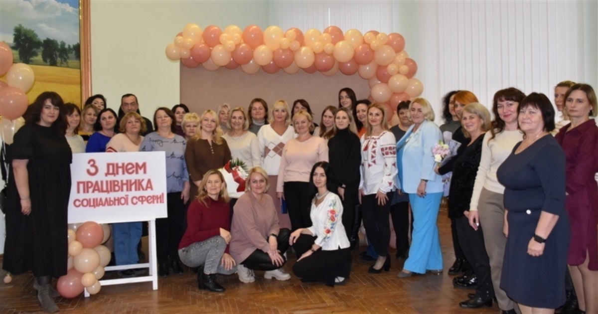 Новини воєнного часу. Старокостянтинівщина. Скульптура у Григорівці, вітання соціальним працівникам