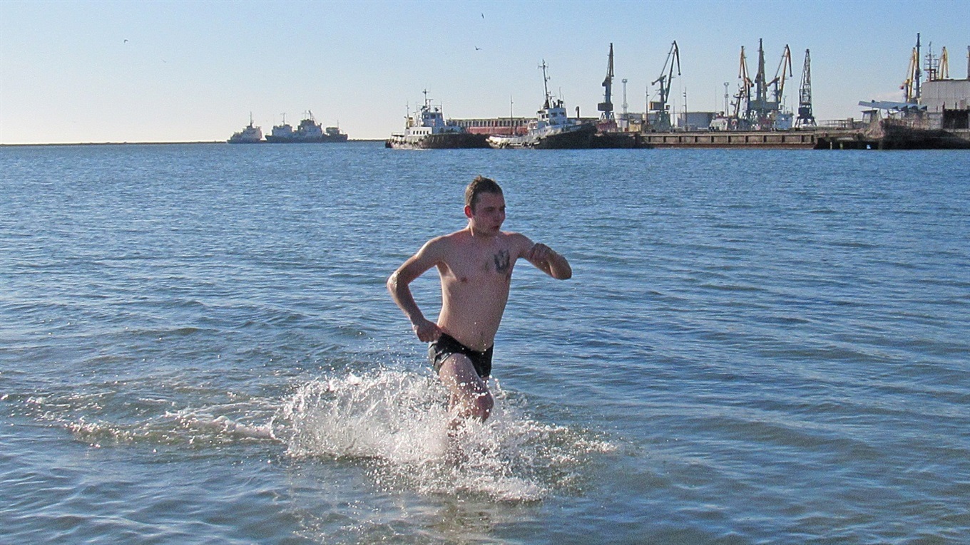 Пірнали на секунду і «відкисали» по півгодини. Як купались на Водохреща у Азовському морі і поблизу