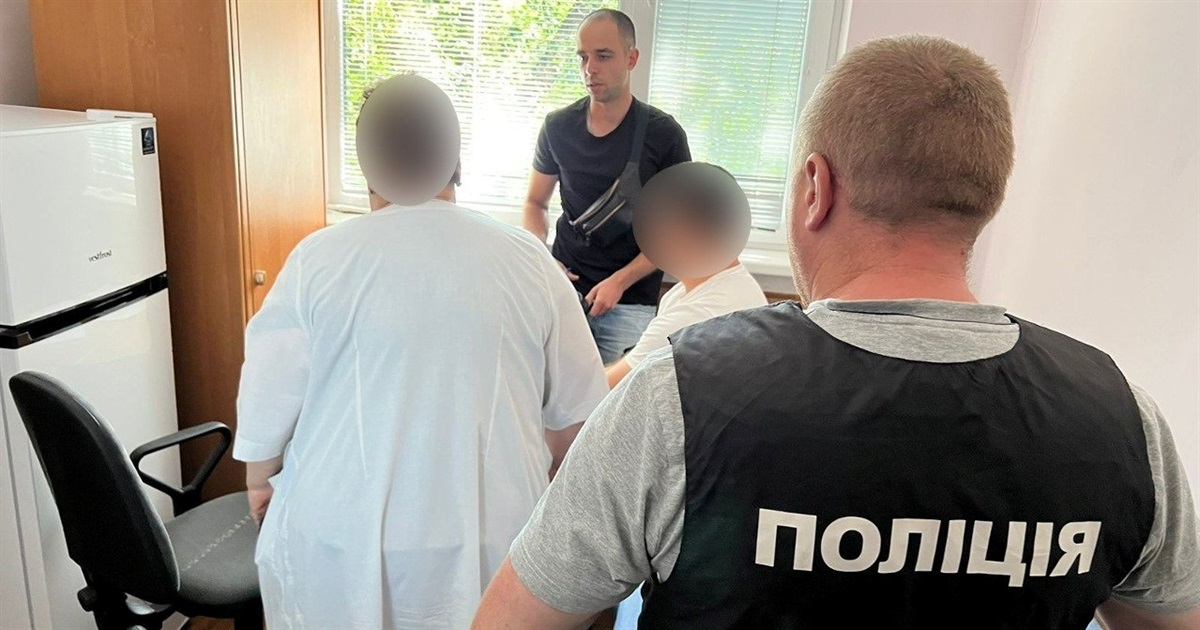 Переправляли ухилянтів за кордон: повідомлено про підозру ще двом медикам м.Дніпро