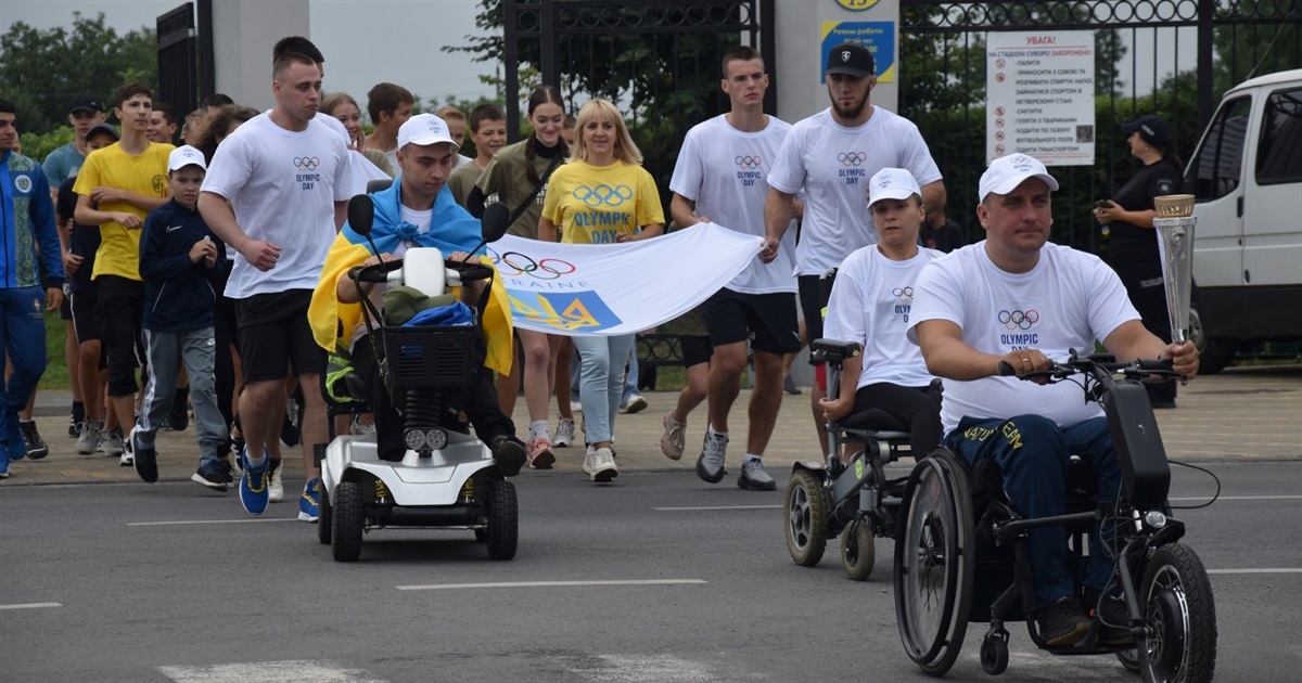 У Звягелі учасники забігу пронесли вулицями міста Олімпійський вогонь