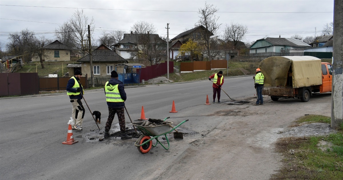 У Жмеринці приступили до ремонту доріг: прийшла весна, прийде і Перемога
