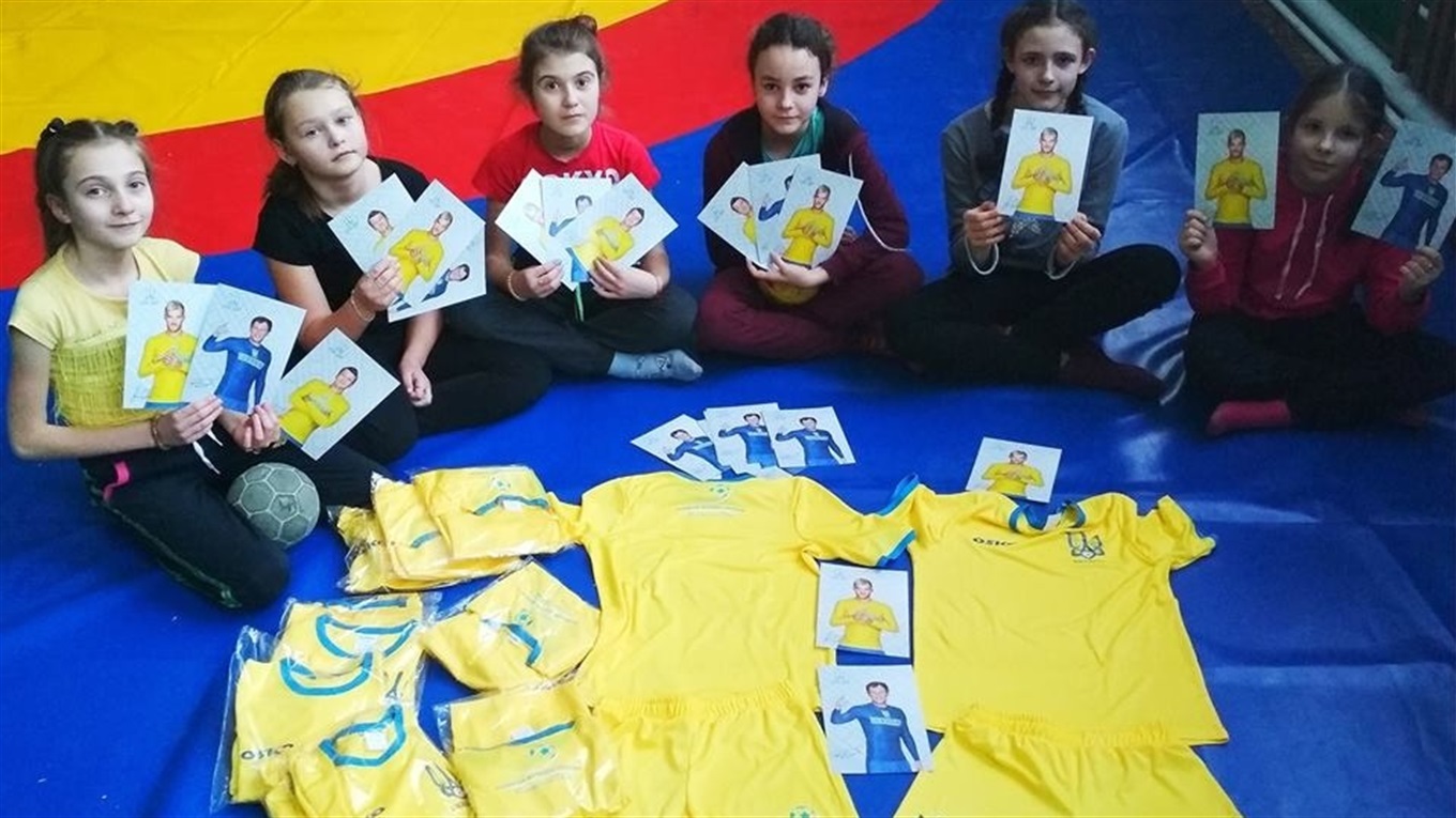 Федерация футбола Украины подарила попаснянским детям спортивную форму