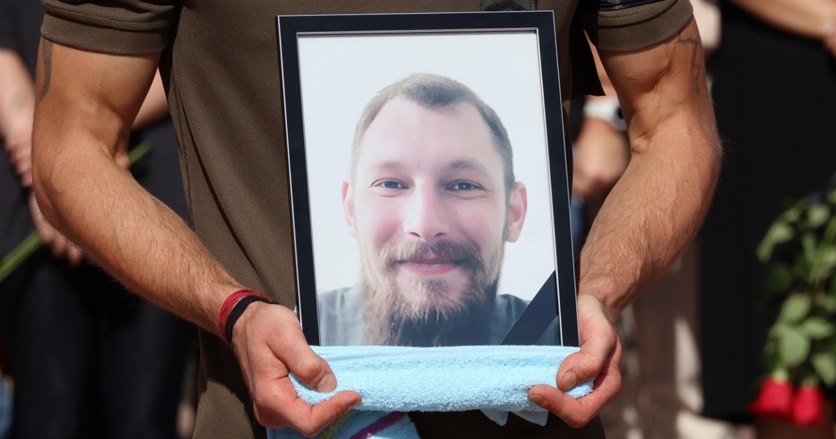 Життя, обірване війною: в Южноукраїнську попрощалися із захисником Олександром Романченком