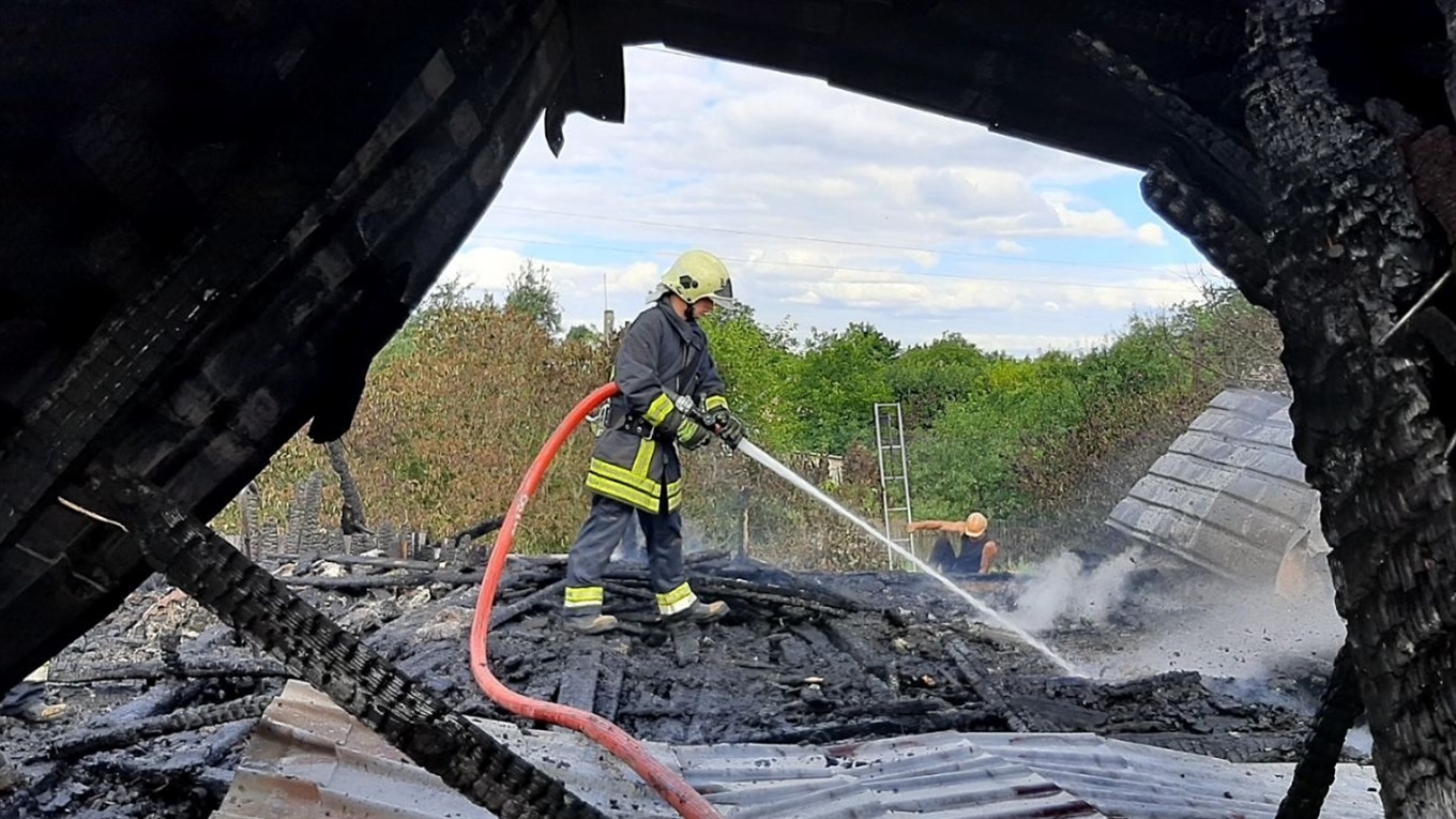 Залишились просто неба: добротний будинок у Золотоноші  згорів дотла
