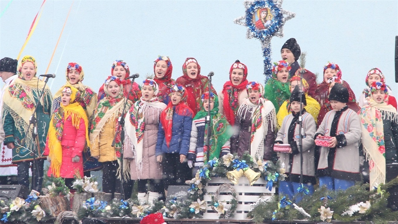 Збираєтесь щедрувати? Щедрівки у виконанні калинівських «Кумасеньок» вам для підказки