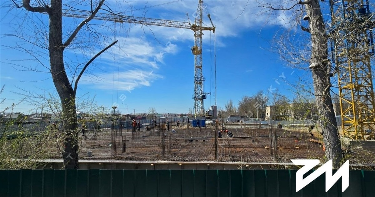 На місці знесених будинків у Маріуполі будують житло для росіян. Маріупольці ж досі живуть у гаражах