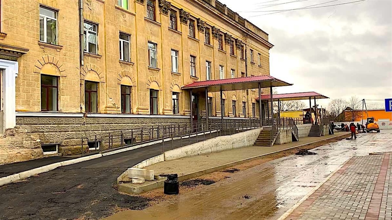 Реконструкция горбольницы: завершаются работы по въезду для Скорых (видео)
