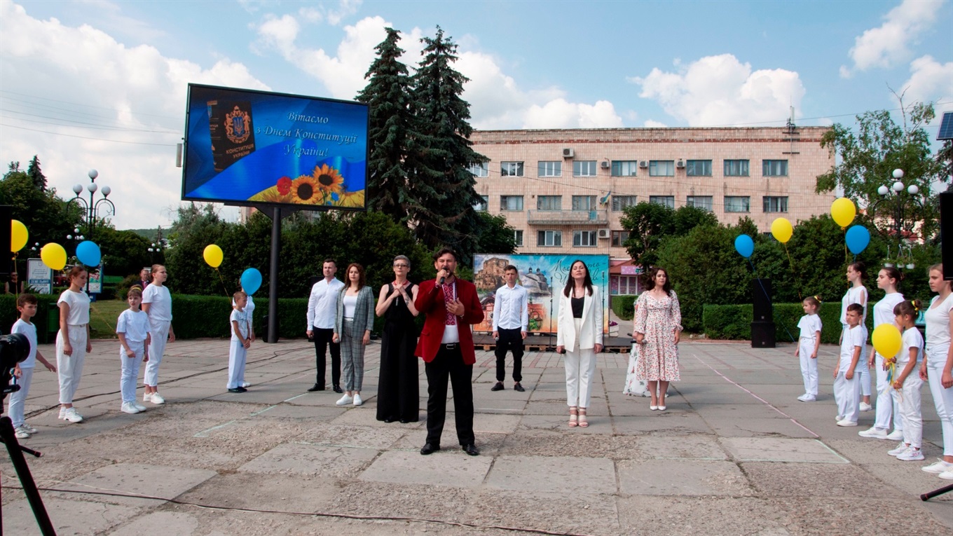 На головній площі Чорткова відзначили 25-ту річницю Конституції України