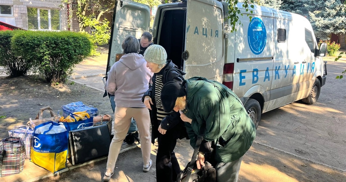 Побільшало обстрілів вдень, дрони долітають до центру. Як зараз «Проліска» евакуює людей з Донеччини