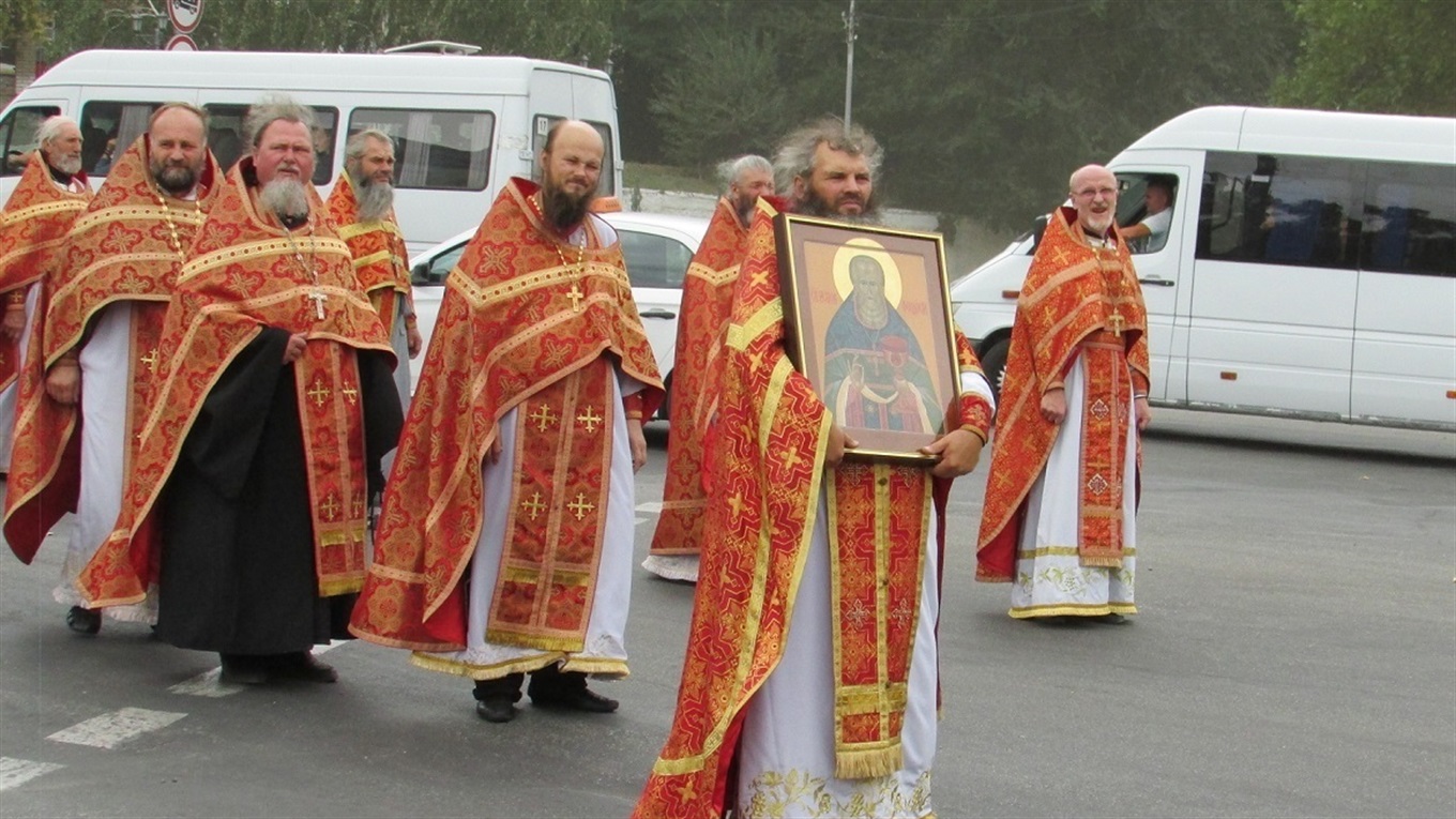 В сопровождении барабанщиц и всадников: Мелитополь прославлял исповедника Феодосия