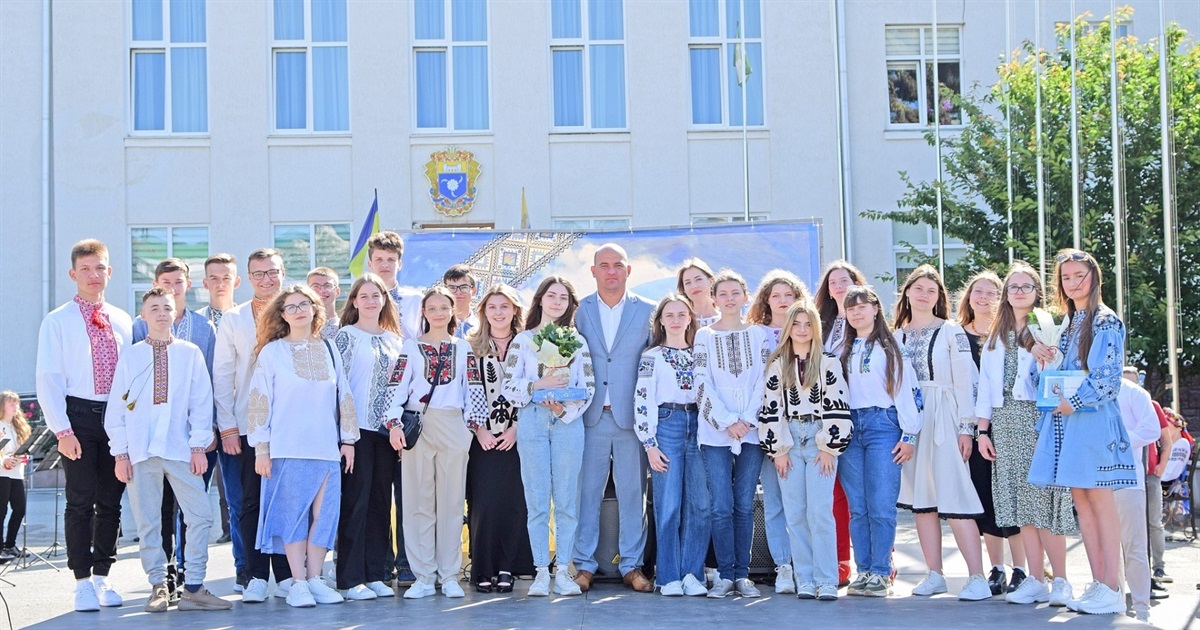 У День Конституції обдаровані діти Чортківської громади за досягнення у навчанні отримали стипендії