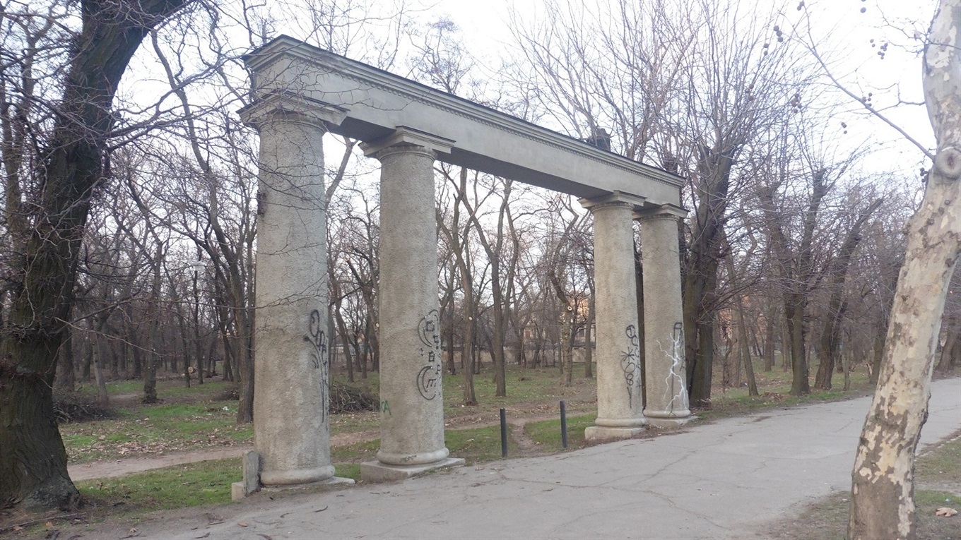 Гудят пилы, рядом горы сухих веток - рабочие наводят порядок в зеленой зоне жилмассива 