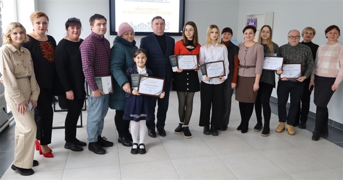 Молоді таланти та досвідчені діячі культури: хто отримав іменні стипендії у Звягелі