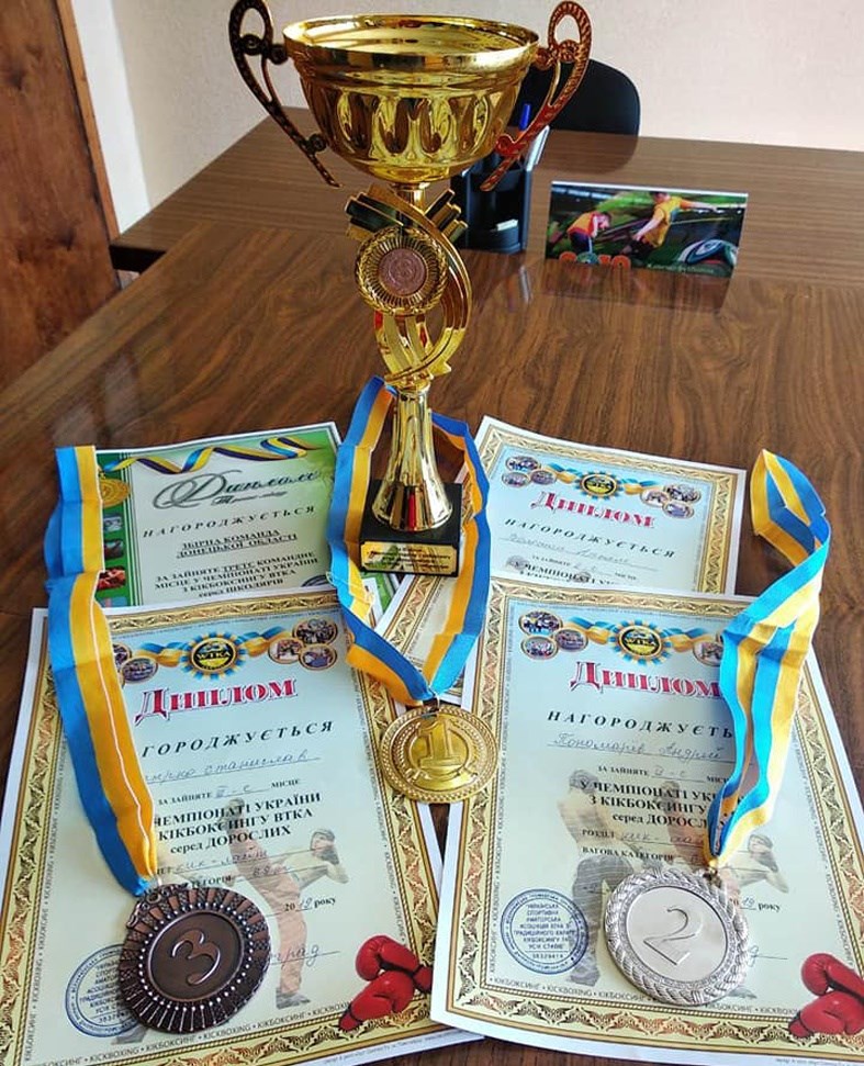 Покровські кікбоксери привезли комплект медалей з чемпіонату України