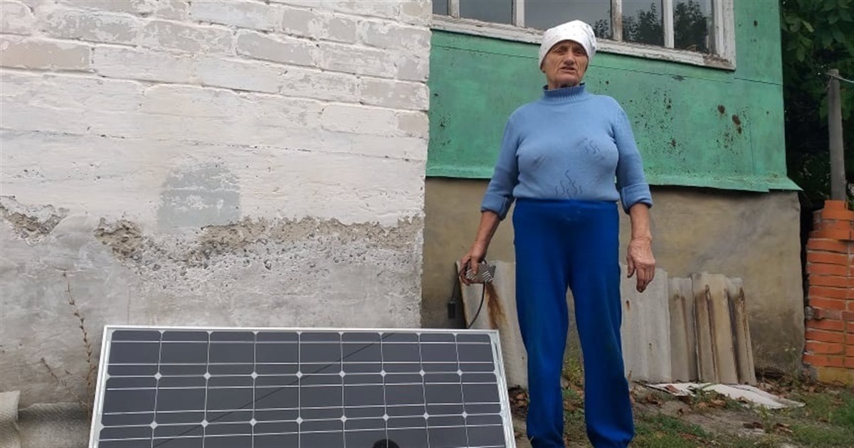 В этом селе на линии фронта осталось 12 человек. Зачем им солнечные батареи и колодец-холодильник