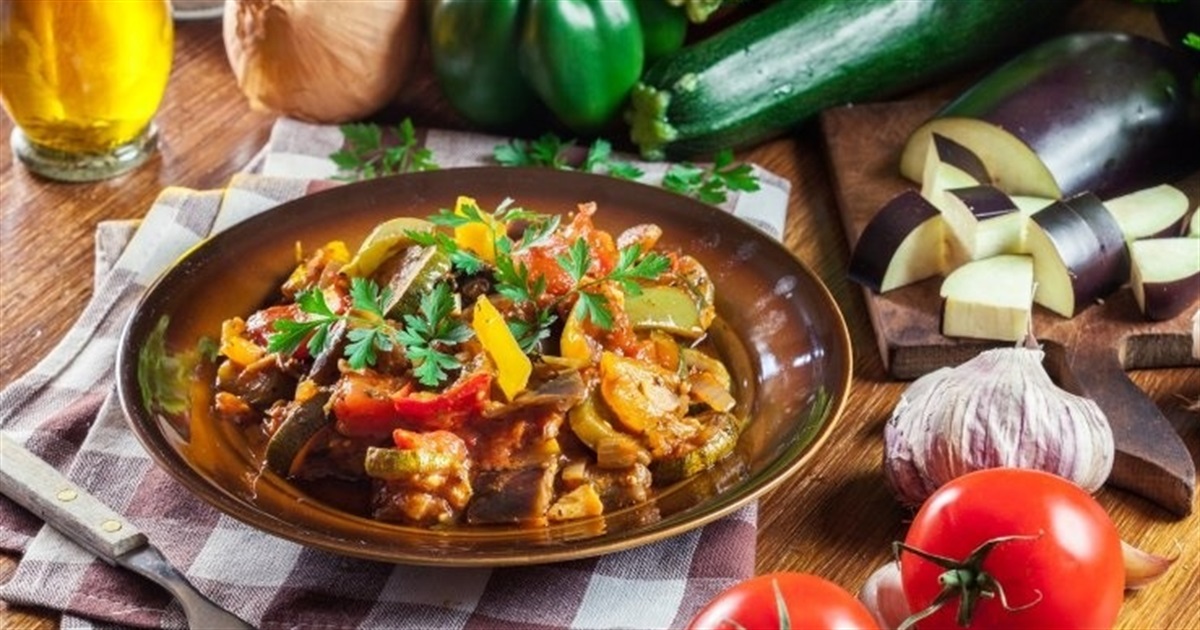 Рецепт дня: тушковані баклажани з квасолею і овочами