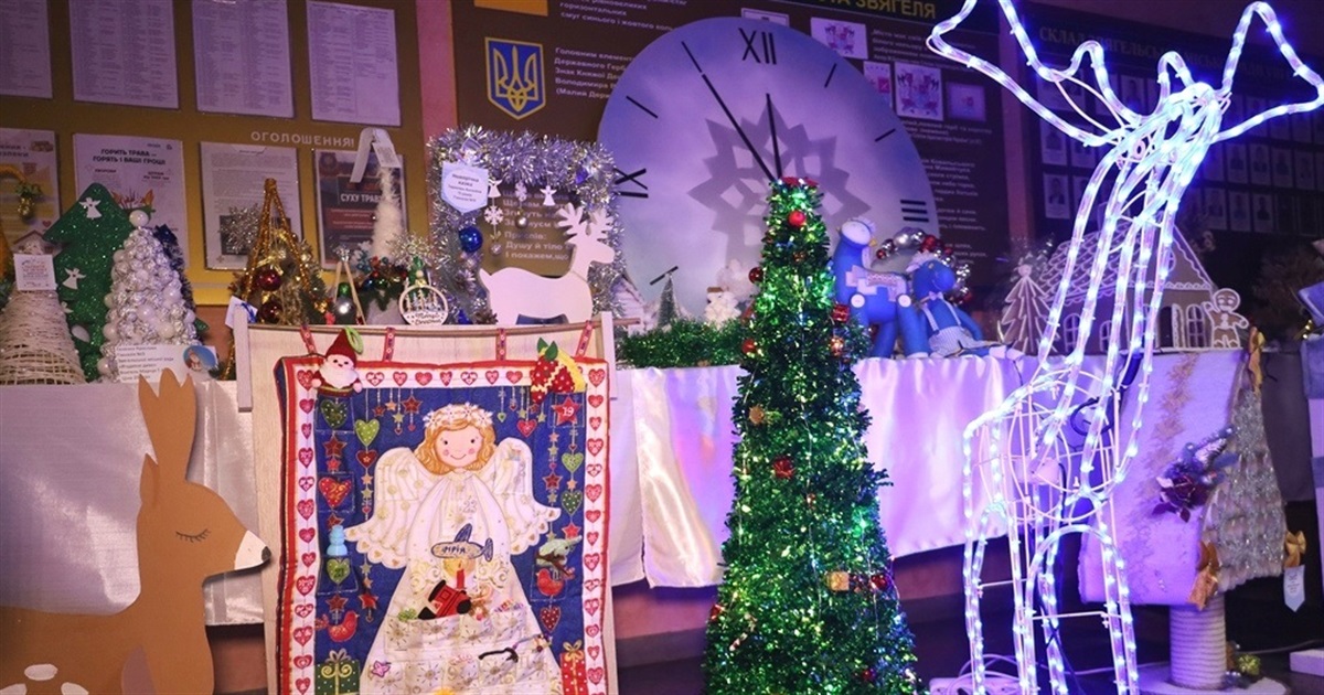 У Звягелі відкрили благодійну виставку дитячої творчості "Творчі та вільні"