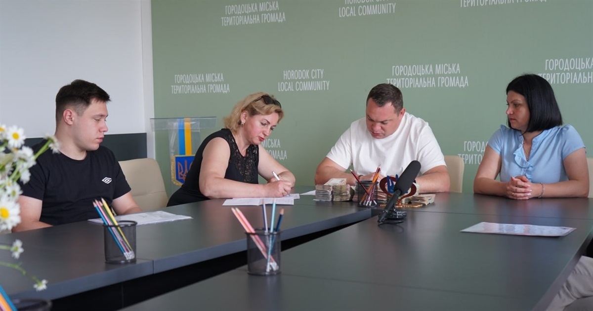 Вистачить на бус. У Городоцькій міській раді підрахували кошти, які збирали працівники культури