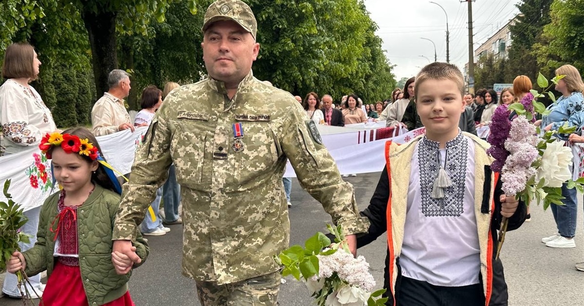 «Вишивана дорога» єдності: як Старокостянтинів відзначив День вишиванки