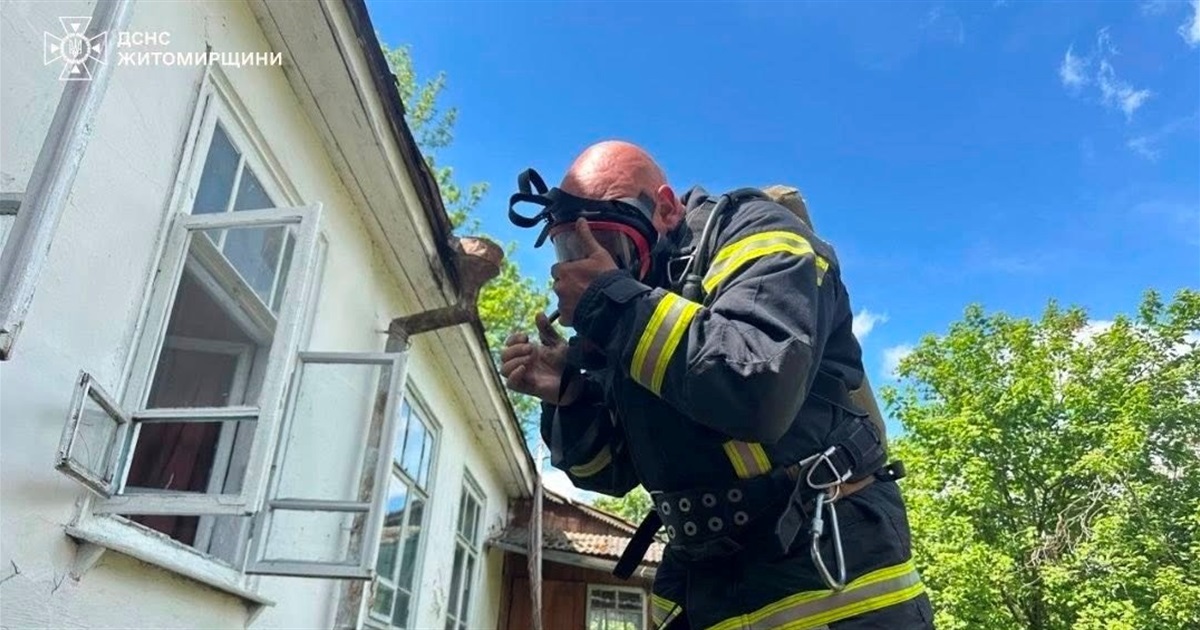 У Звягелі бійці ДСНС врятували приватну оселю від знищення вогнем