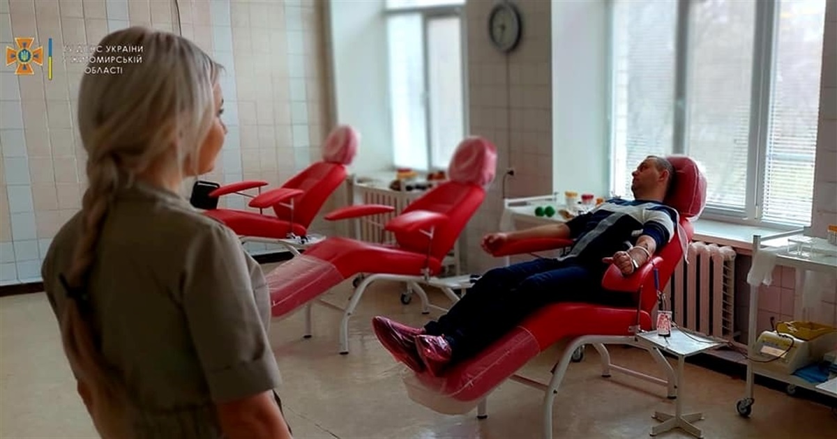 Потрібні донори: офіцери ДСНС здають кров для порятунку поранених військових