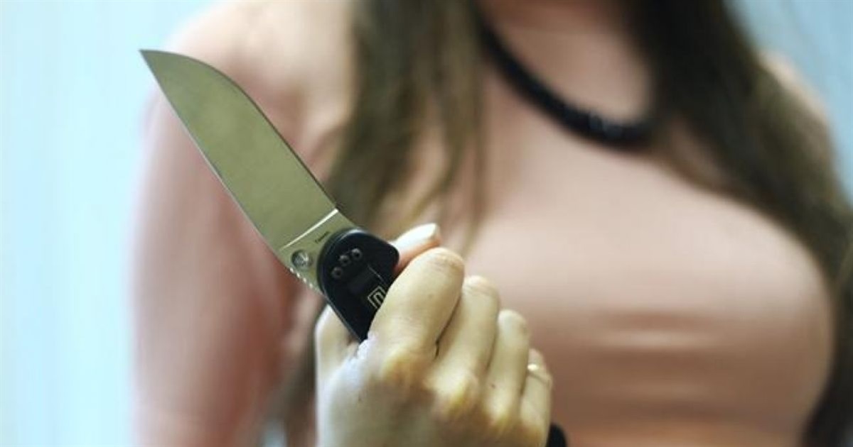 Жінка ударила ножем у груди коханого під час сварки, а потерпілий все одно хоче одружитися