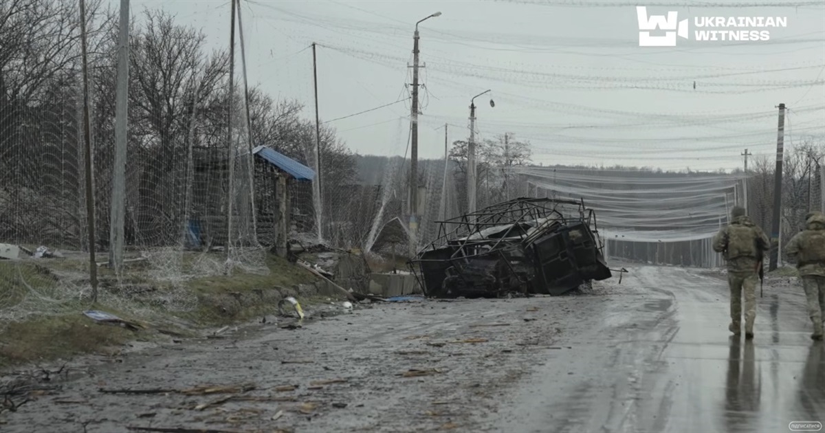 "Дорога життя" до Костянтинівки. Як це — пройти 14 кілометрів під дронами і КАБами (відео)