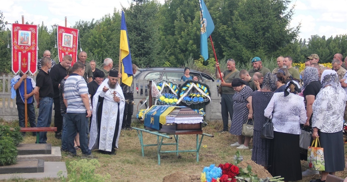 «Вічна пам’ять і честь тобі, побратиме!»: у Жигалівці попрощалися із полеглим морським піхотинцем
