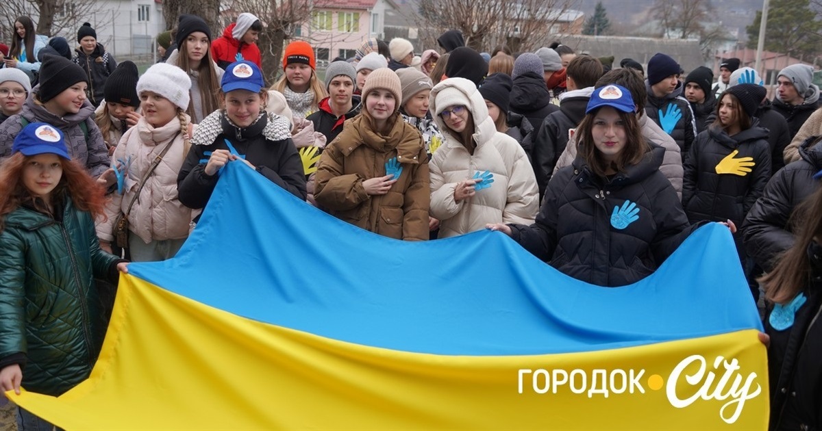 День єднання. У Городоцькому ліцеї №1 відзначили державне свято патріотичним флешмобом