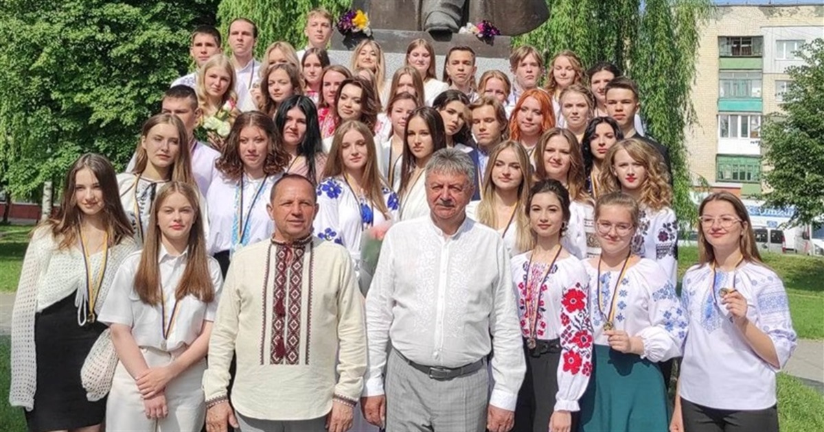 Золоті і срібні медалісти 2023: хто вони і у якій школі Старокостянтинова найбільше
