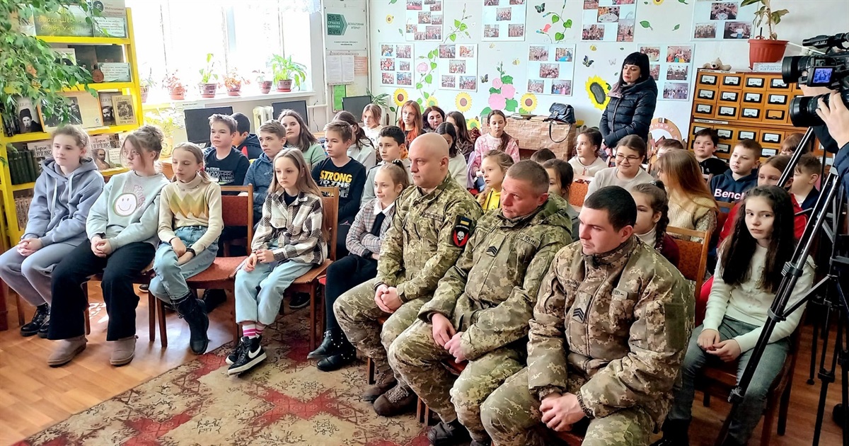 У бібліотеці для дітей провели годину патріотизму до Дня українського добровольця