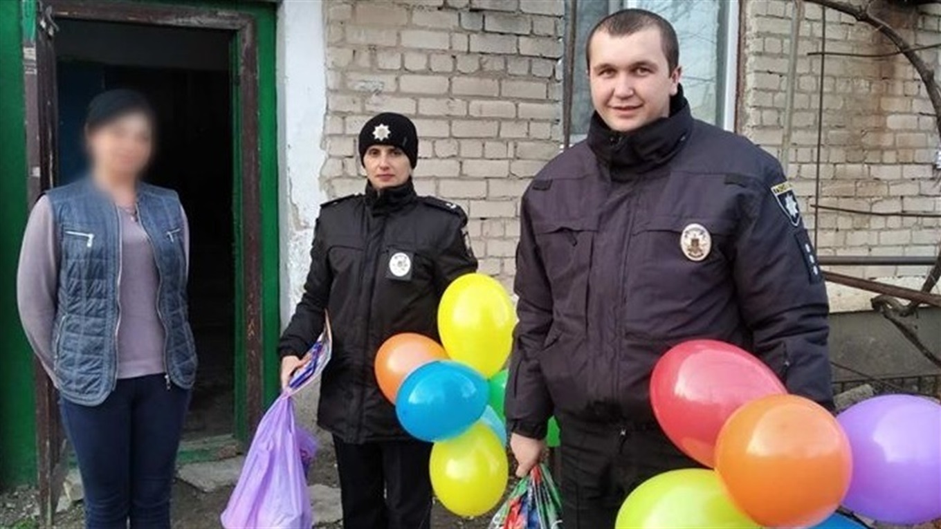 Нижньосірогозькі поліцейські прийняли виклик колег і взяли участь у Challenge “Даруй добро кожному”