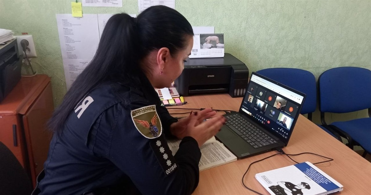 Рухайся безпечно: поліцейський офіцер Білопільської громади спілкувалась із дітьми