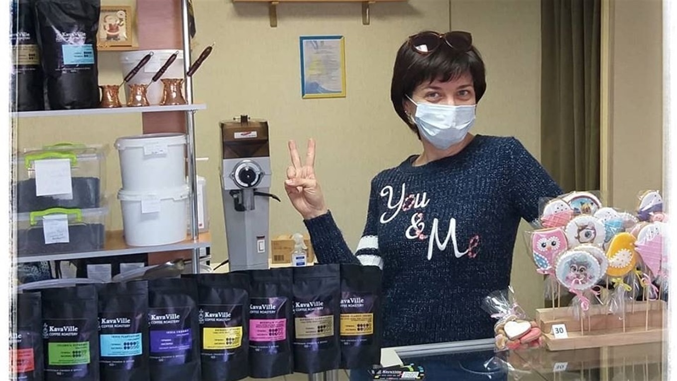 «Губы можно не красить». Жители Донбасса делятся в соцсетях фото в масках и призывают брать пример