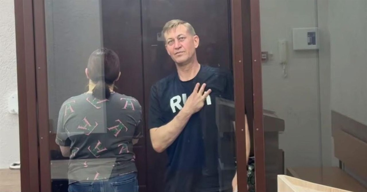 Окупанти засудили подружжя Рижових з Новоайдару. Чоловік сказав, що не винен і показав тризуб