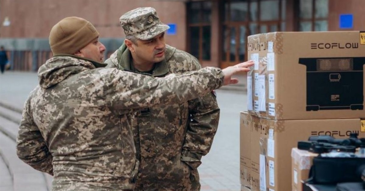 Звягельським військовим передали 10 портативних зарядних станцій Ecoflow