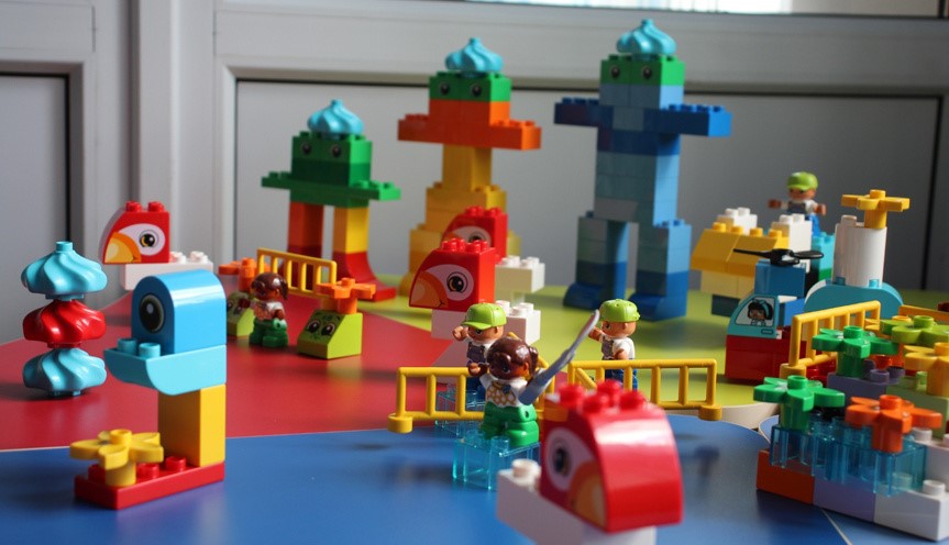 Дитсадки Покровська отримали набори LEGO
