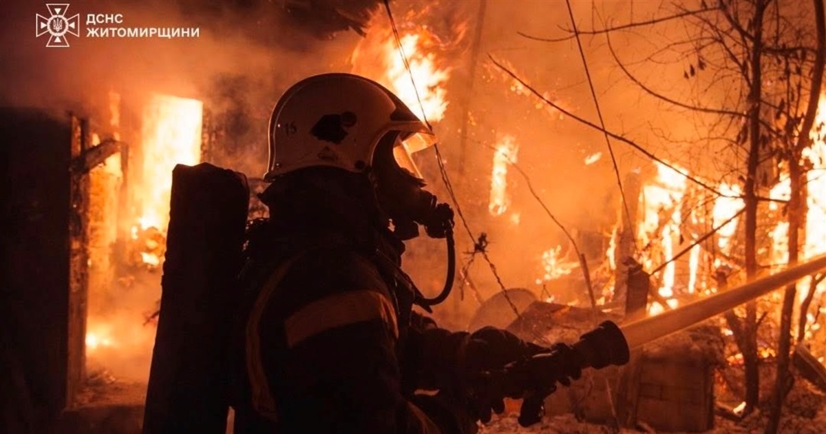Пожежа в житловому будинку на Звягельнині: рятувальники знайшли тіла двох чоловіків