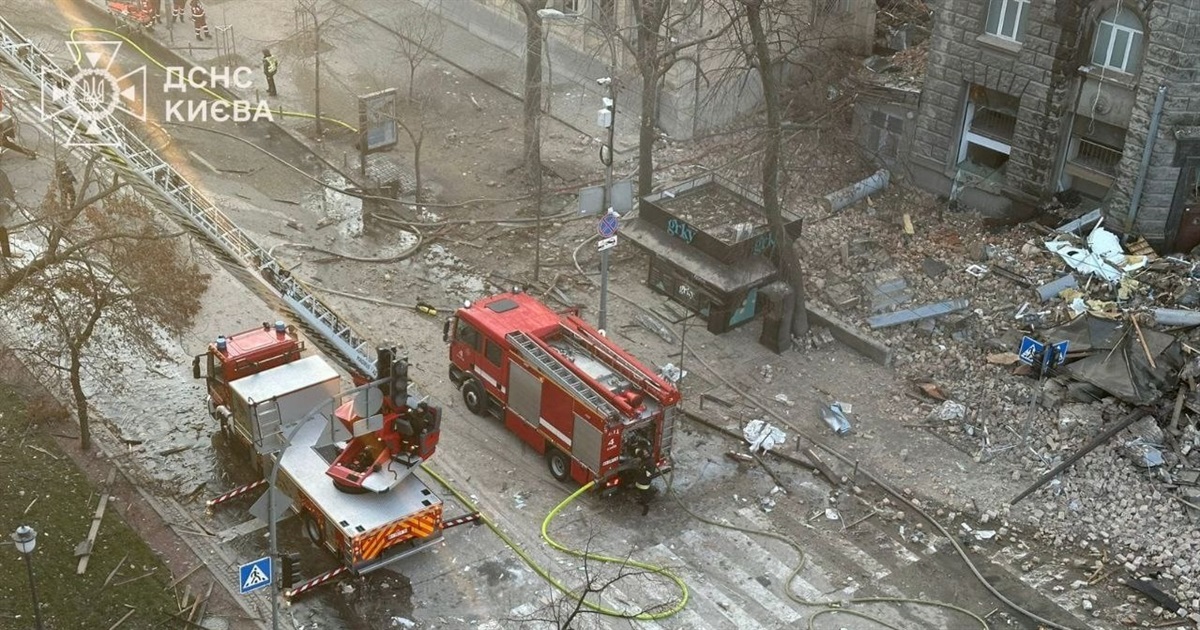 Унаслідок чергової ворожої атаки у столиці загинула жінка: рятувальна операція триває