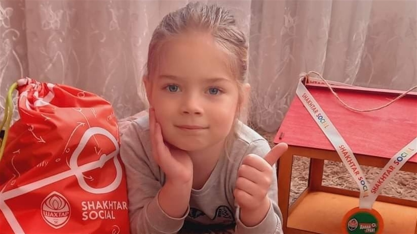 Дівчатка Попаснянської громади, які займаються футболом, отримали подарунки до 8 Березня