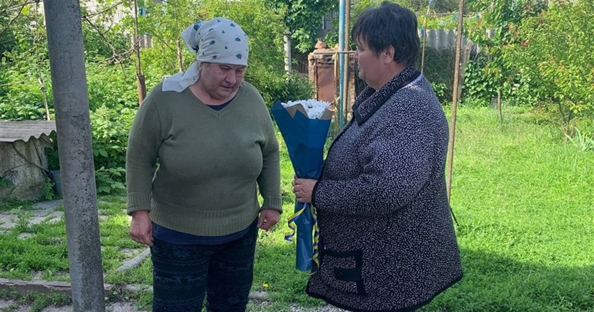 Матерів загиблих на війні синів з подякою і квітами провідали земляки Циблівської громади