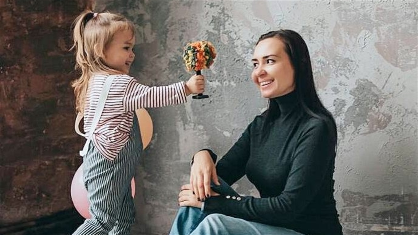 «Уложив дочку спать, до 4 утра работаю»: макеевчанка создает полимерные фрукты и продает их в США