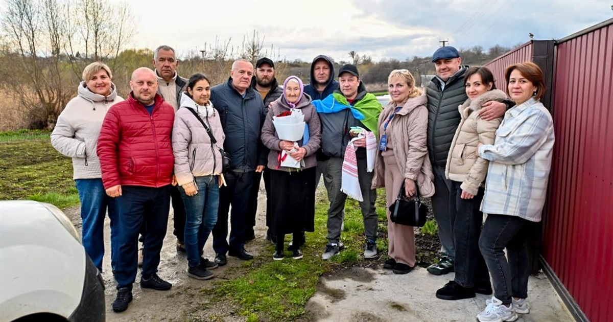 Ціна свободи: Микола Максименко із Кагарлика на колінах поцілував рідну землю