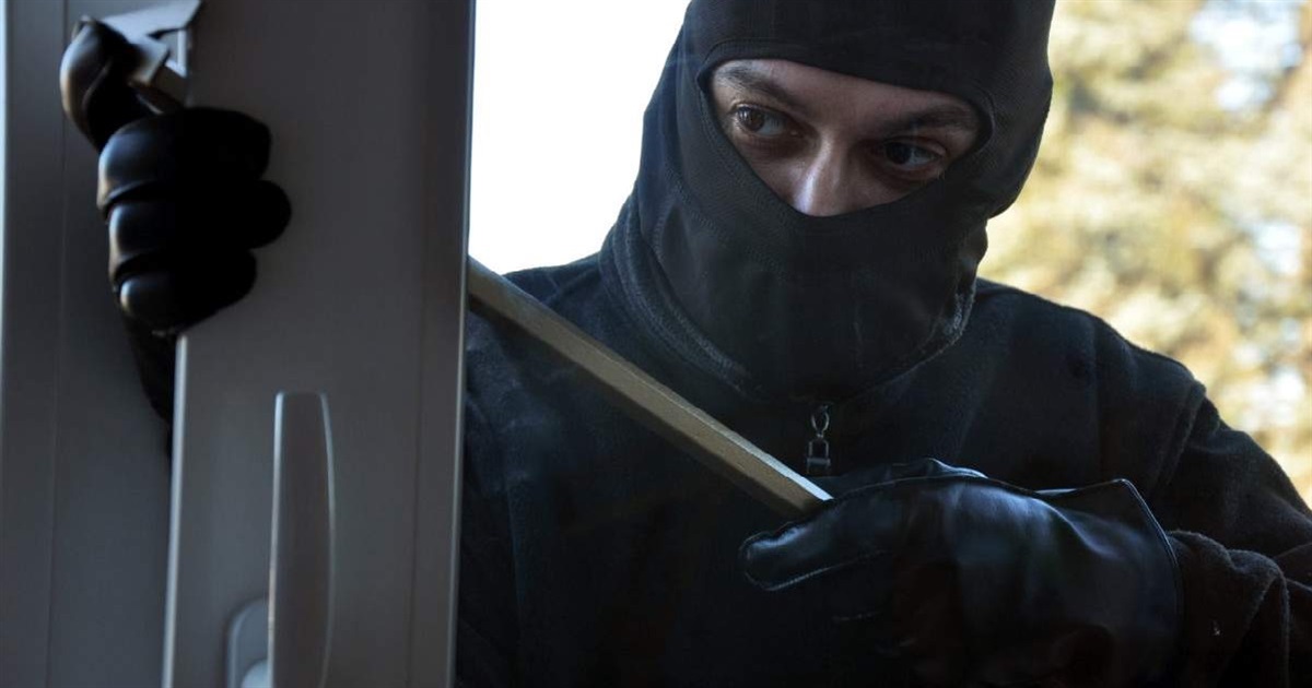 Два чоловіки пограбували будинок на Звягельщині, поки господарі були у літній кухні