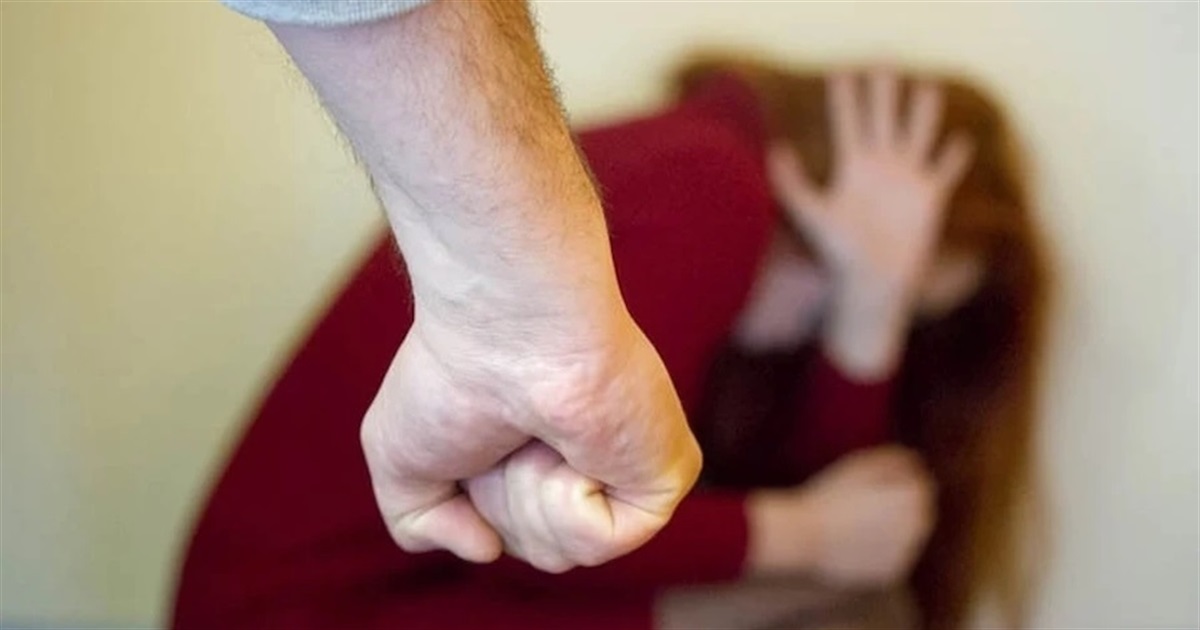 Через 9 років чоловіка визнали винним у побитті колишньої дружини, але звільнили від покарання