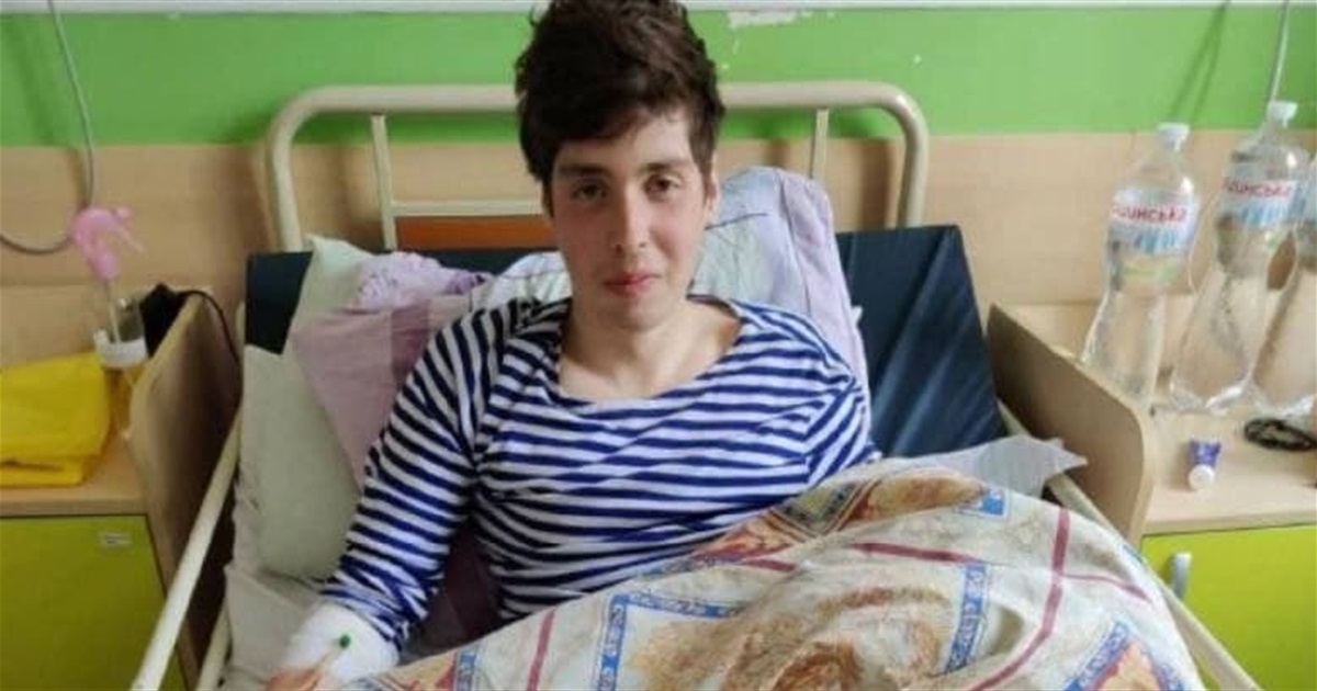 17-летний Михаил развозил помощь в Северодонецке и попал под обстрел. Как у него хватает смелости?
